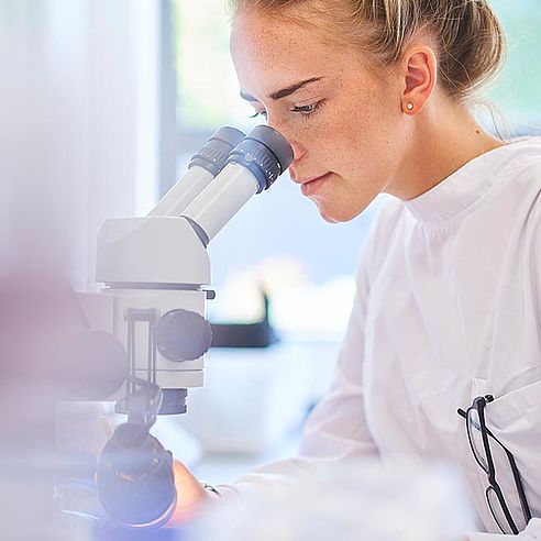 woman in front of a microscope | Protefix